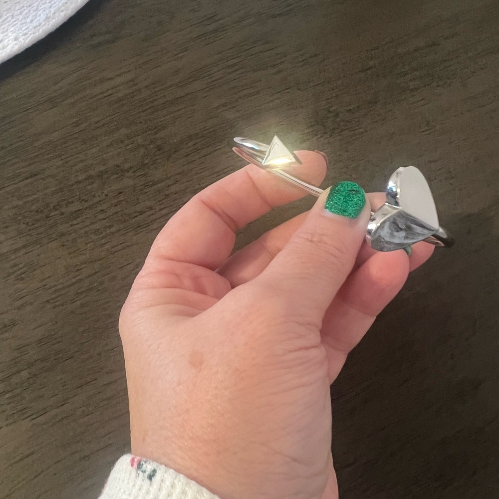New Without tag . Kate spade bangle one end has a heart and the other an arrow - Picture 4 of 4